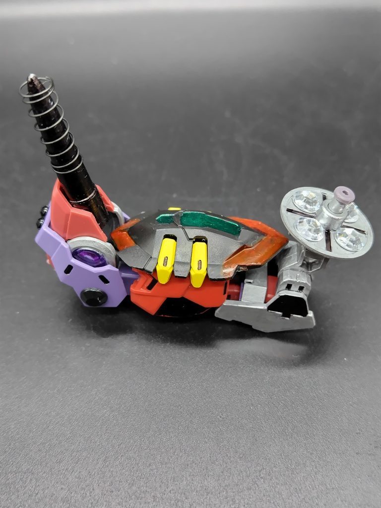 左腕のシールド等の改造状態です。