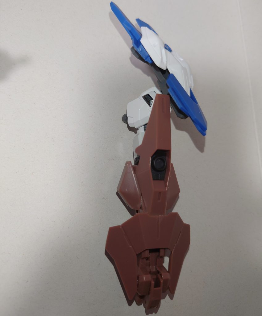 腕は肩をキャリバーン、その他をソーンにして、ソーンの肩パーツを分解して肘周りに配置。左腕はソーンのリアスカートを貼って盾風にしました。