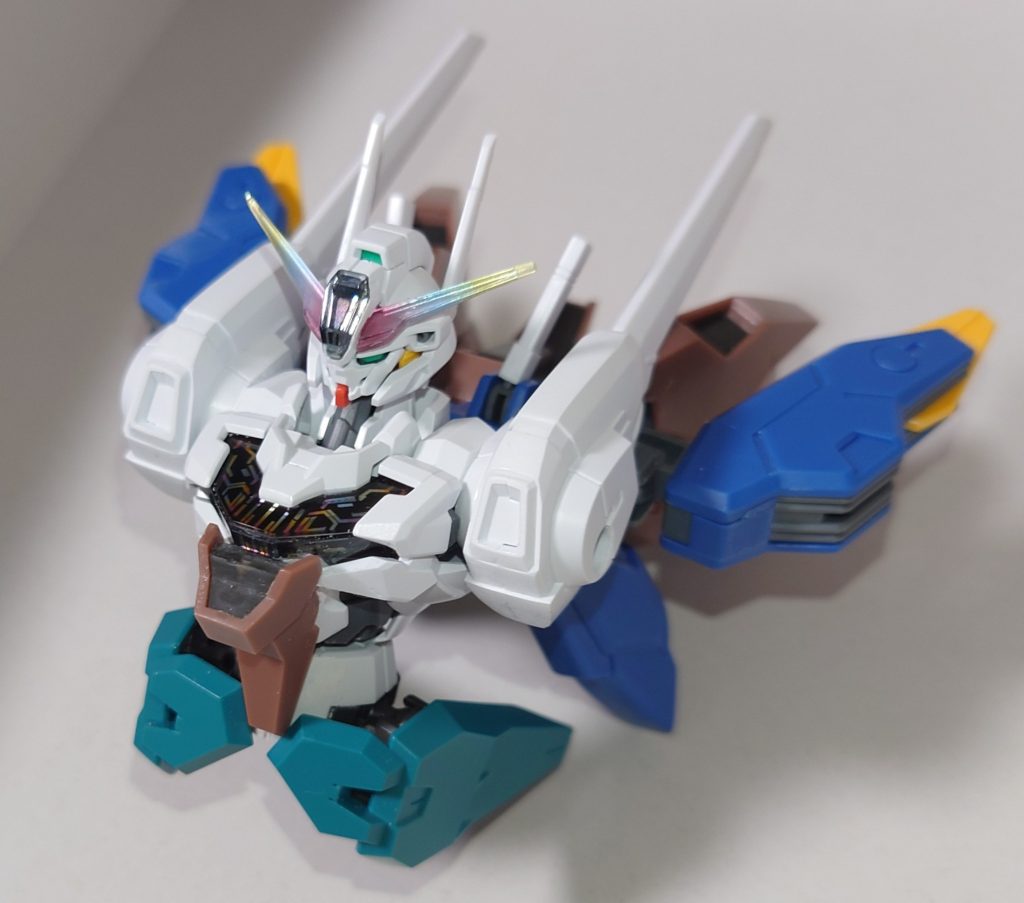 上半身は改修型のバックパックにソーンの腰から膝までをバーニアつけて接着。本体肩にはキャリバーンのバックパックのパーツで横にサイズアップ。更にウルの腰パーツとサイドスカートを追加して胴を長くしました。申し訳程度ですがエアリアルのサイドアンテナを頭部に追加。