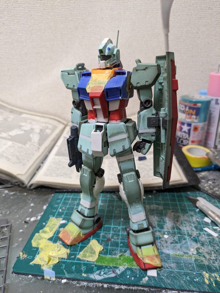 途中経過。ベースはジャンク品で購入したパチ組GMの為、前オーナーがウェザリングしてました。元のパーツと流用パーツが分かりやすいと思います。