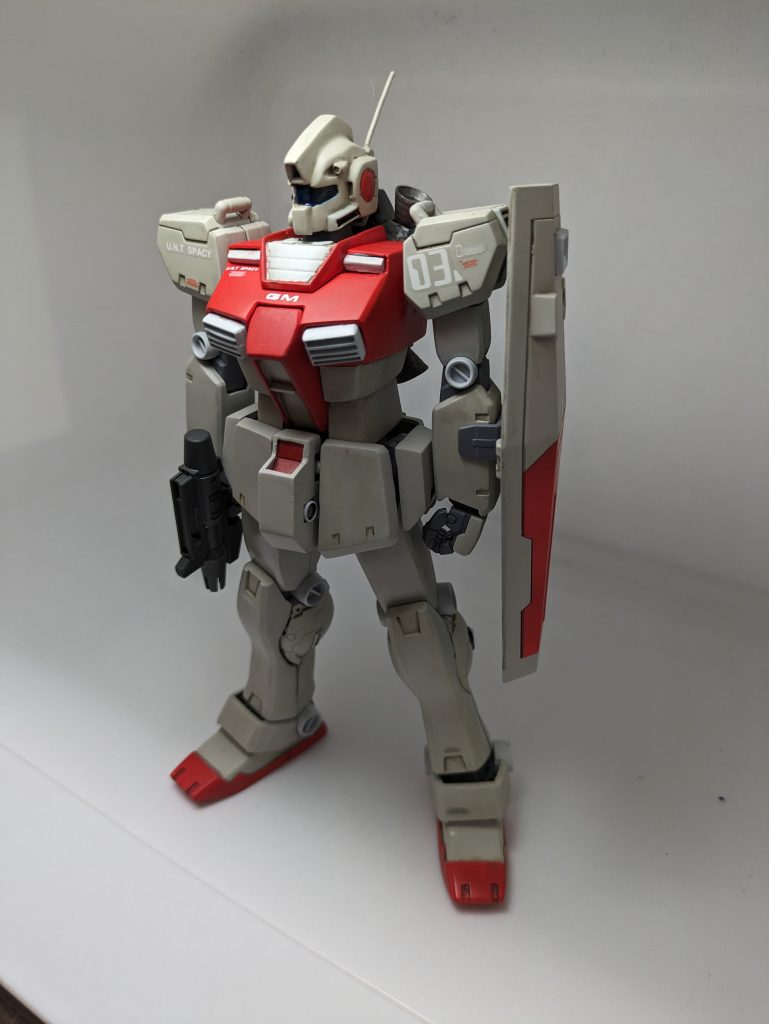 全身。上半身はキットではイメージが違ってたのでジャンクパーツの中からver.kaを加工しております。基本カラーは赤の部分はクリアオレンジ+モンザレッド、本体のグレーはスチールホワイト+明灰9号+フラットアースでウォームグレー系にしております。