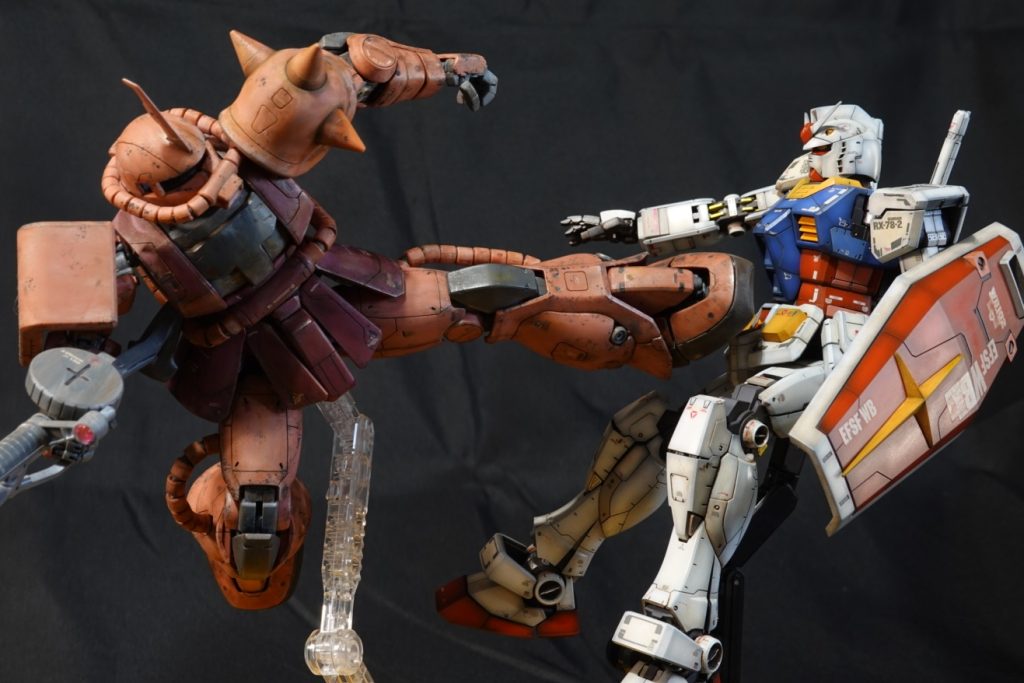 シャアザクにやられるガンダム。このシャア専用ザクは簡単フィニッシュです。基本作成後、ウェザリングしてます。両方ともよく動くので無理なくポージング出来ます。完成したらこれやりたかったんですよね。モビルスーツの性能の違いが戦力の決定的差ではないということを教えてやる！