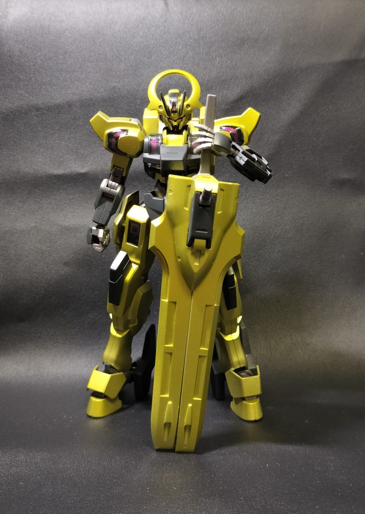 付属シール以外のデカール等は貼っていません。ゴールド部分は下地シルバー後に塗装してます。胸部、二の腕、股間、かかとなどの部分はメカサフスーパーヘビーで塗装しました。画像は一部ジョイント部分をしまい忘れてますね笑