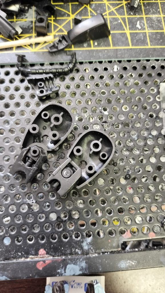 太もも関節部分は一部カット&ヤスリで削って後ハメ加工しました。お陰で塗装しやすかったです。