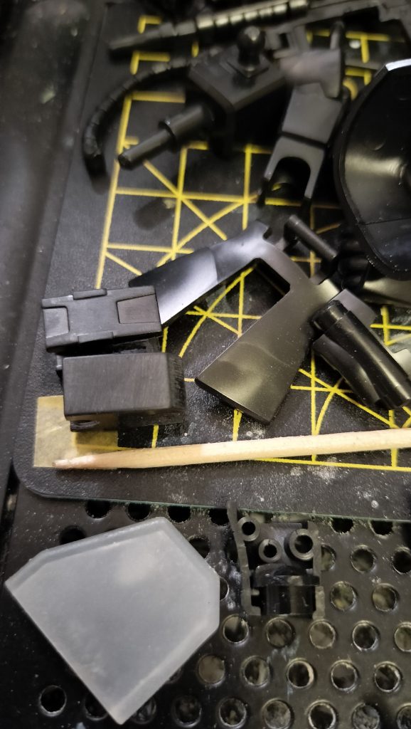 足の関節部分。ほぼ見えなくなるけどゲートやパーティングライン的なものが気になってヤスりました。