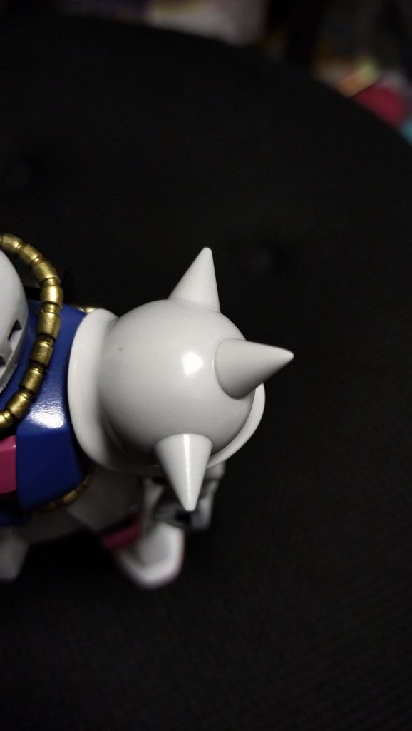 肩アーマーの合わせ目は大体上手く消せたと思います。(白いから目立ってないだけかも笑)