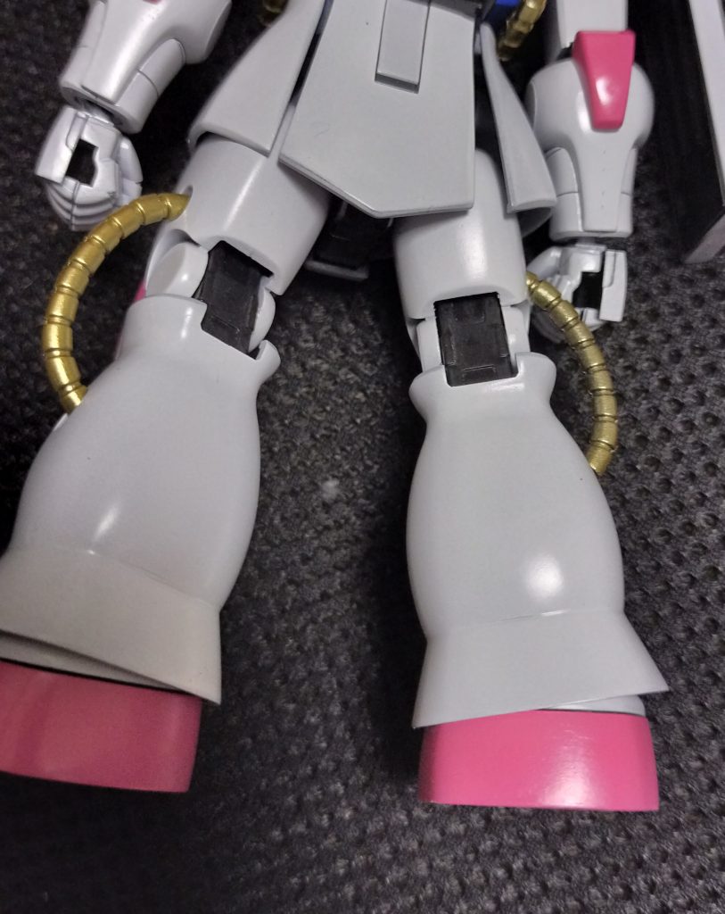 後部の合わせ目消しも大体できてます。と思ったらしっかり線が見えてるところもありますね。反省!パイプは最初ゴールドで塗装したけど気に入らなくて黄色で塗り直しました。以上です。ありがとうございました!