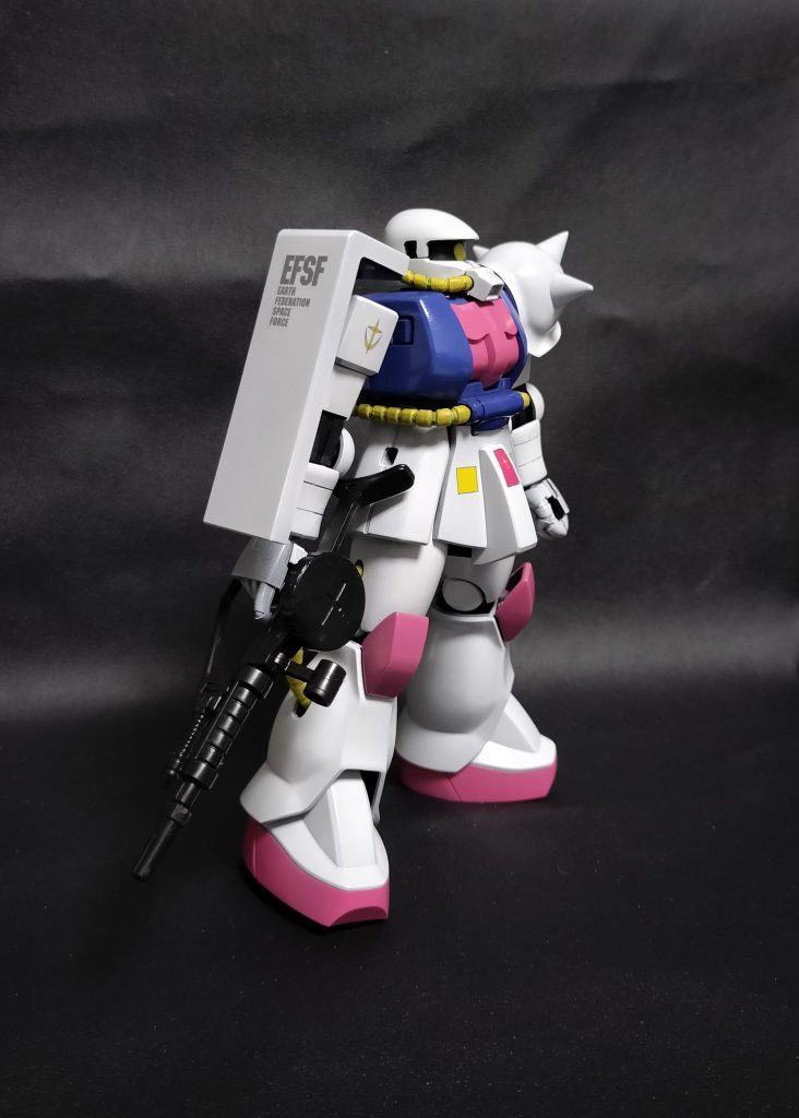 塗装は、クレオスのラッカー塗料を使いました。ピンクは赤と白の調色、白、青、黄色は調色せず、サフなしでそのまま塗装しました。全体的にツヤツヤになりました。(光沢だったのかな?)特にトップコートは使ってません。(後で気が向いたら吹くかもです)