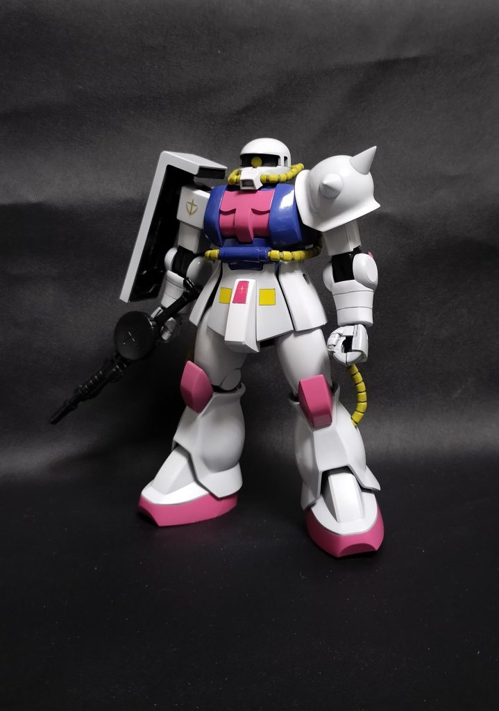 腕の上下部、肩アーマー、太もも、すねを合わせ目消ししました。接着してヤスリ後、つまようじで合わせ目の線を軽く擦り、うまくいってないと引っかかる感触があるので追加対応、みたいな感じで進めました。腕は後から入れた横線が少しよれてました。