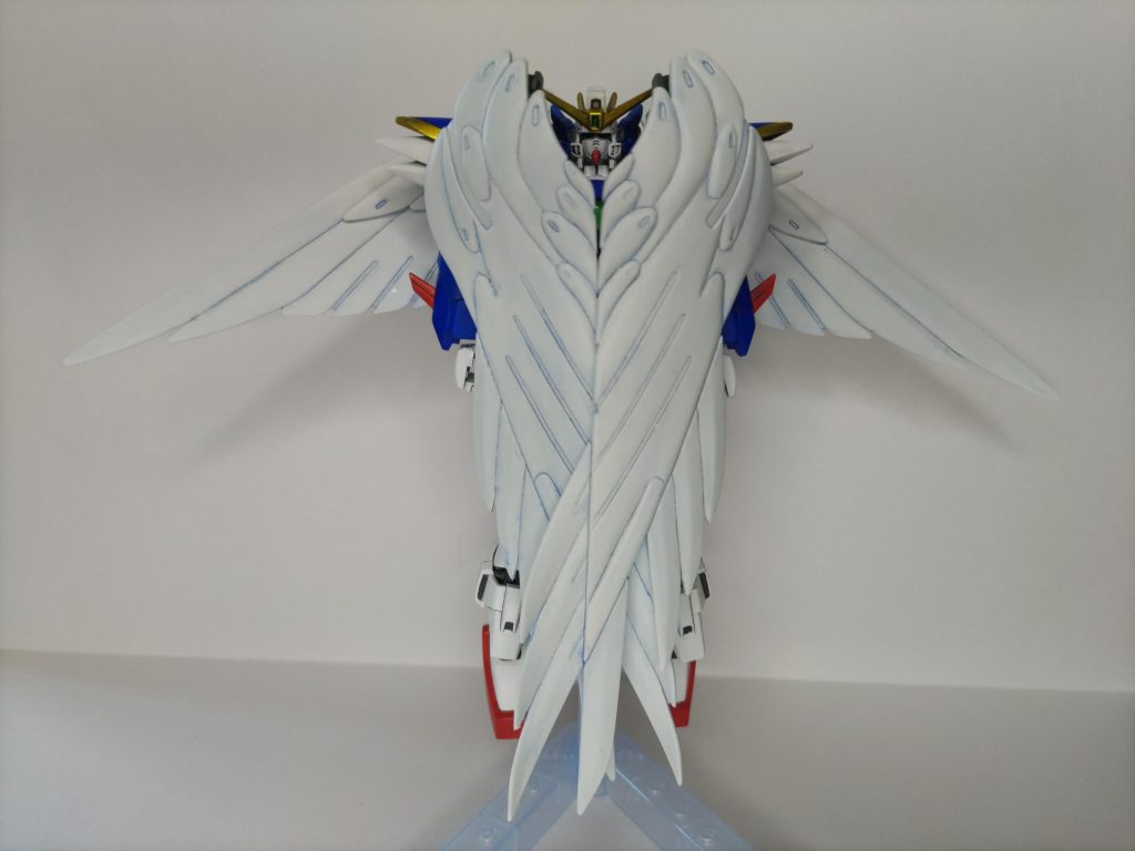 以前投稿したジム(https://gumpla.jp/hg/1278629)制作時に足と武器を貰って放置していたREVIVE版ガンダムから関節などを移植しています。久しぶりにエアブラシを使ったら、希釈と距離感を忘れてしまい、表面がザラザラに・・・              ウイングだけですんだので、一度落としてやり直しました。