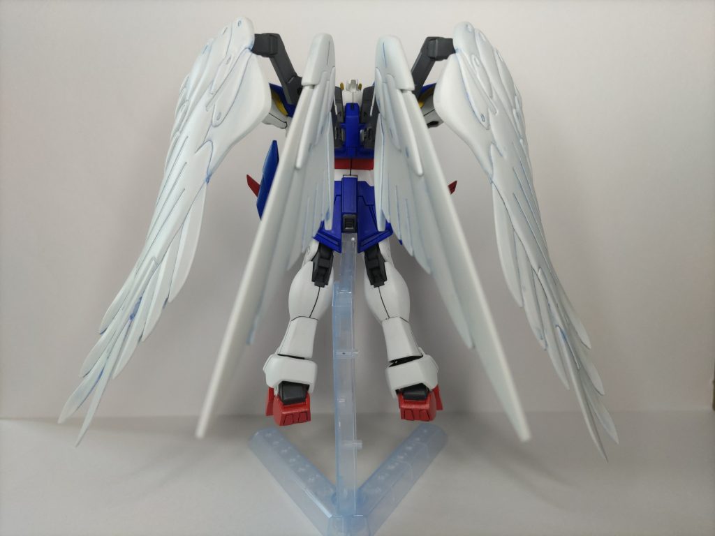 このキットにはツインバスターライフルの射撃ポーズ用の差し替え用のボディパーツが付いていますが、差し替え無しでポーズをとるため肩と腹部を改造しました。ウイングがデカ過ぎるのと、腹部に関節を仕込んだせいで、スタンドがないと後ろに倒れてしまう・・・