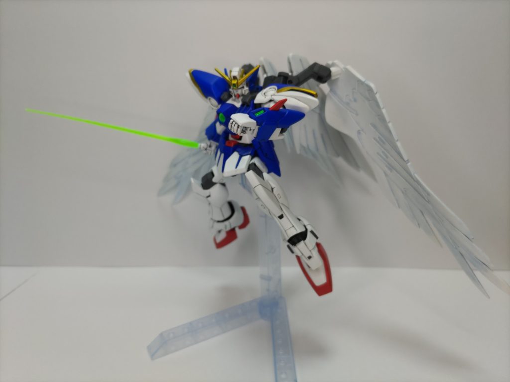 ウイングがデカくて写真撮るのも一苦労。           ただでさえヘタなのに・・・せっかくの腰の可動もイマイチ活かせず・・・