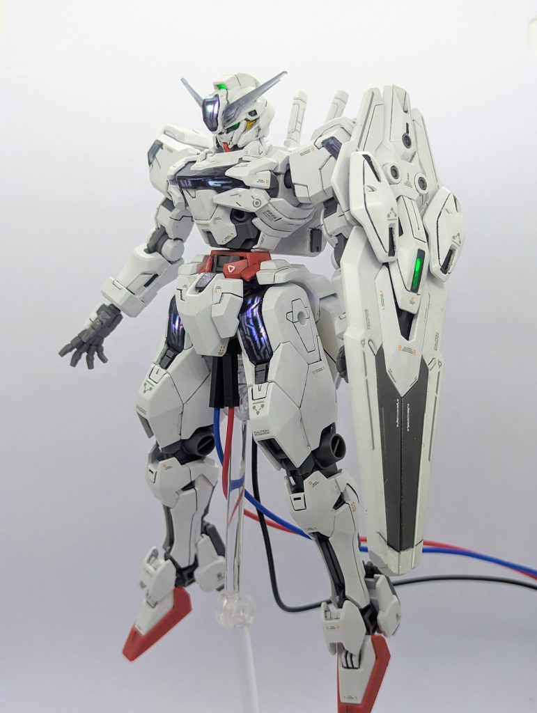 配線は股間部分に接続するようにしました。ちょっと目立ち過ぎなので、ここは失敗だったなぁと…そもそもバックパック大きいのでマイコン＋バッテリー内蔵も行けた気がします