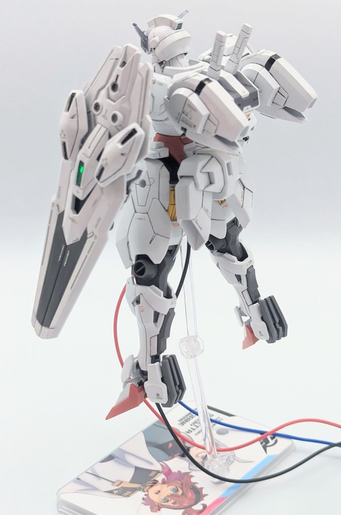 全体に地味目のデカールをたくさん貼って情報量増やしています。