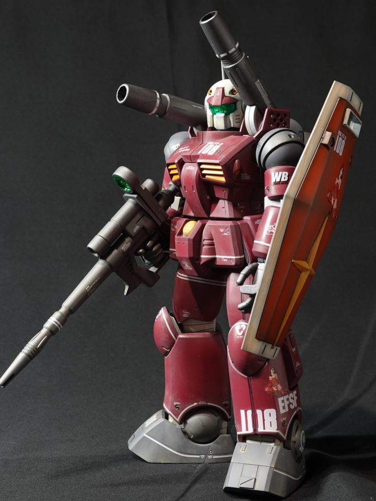 全体ショット。ガンダムのシールドが余っていたので拝借しました。ネオジム磁石で接続してます。赤色は、グレーの下地からガイアノーツ WM-06 ザブングルカラー ウォーカーレッドのグラデーション塗装です。その後、ウェザリングカラーのサンディウオッシュでウォッシングしてます。