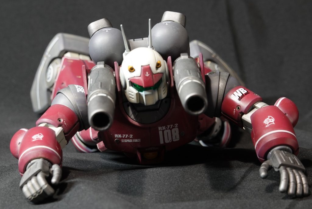 ガンダムオープニングの寝そべり撃ちのつもり。古いMGなので可動範囲が狭くてキツイです。