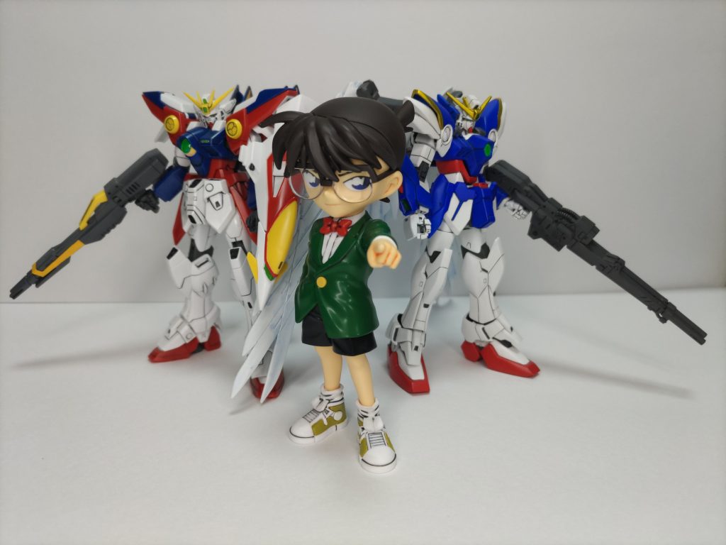 元ネタは劇場版「名探偵コナン 緋色の弾丸」✕「機動戦士ガンダム 閃光のハサウェイ」公開記念コラボ商品、「EG江戸川コナン（シャア専用カラー）」&「HGUCシャア専用ザクⅡ（赤井秀一カラー）」です。　　　　　　　　　　　　　　　　　　リサイクルショップで見かけて「こんなのあるんだぁ」と思ったのと同時に思いつきました。