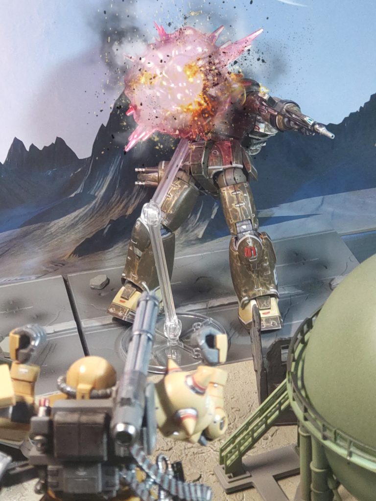 バーーーン❗「ぐわーーーっ❗」クラッカーの爆発をまともに喰らうガンキャノン「やったんだなっす❗」