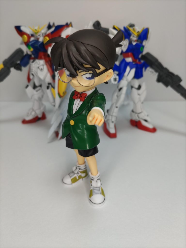 「名探偵コナン」は最初の数年テレビアニメを観ていただけですが、TWO-MIXのお二人が御本人役で出演した「人気アーティスト誘拐事件」は印象に残っていたこともあり、勝手にTWO-MIXコラボです。コナン君は合わせ目を消して、服を水性ホビーカラーで一番わかり易いヒイロの服のカラーに筆塗りしました。