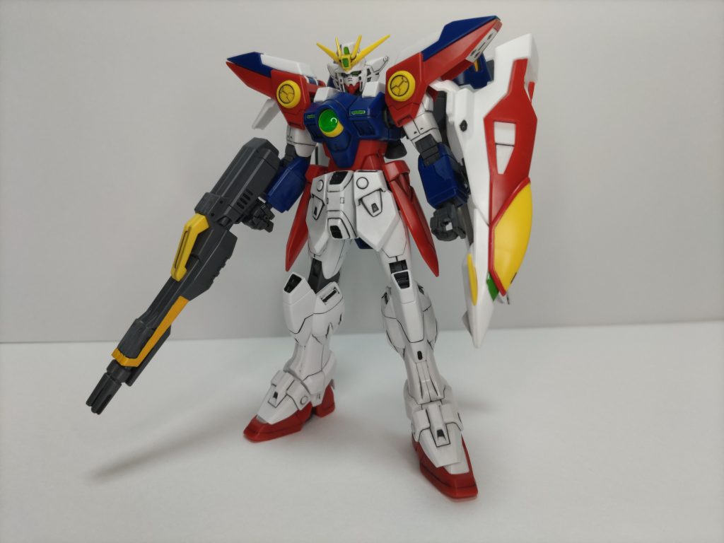 HGACのウイングゼロは、ゲートの処理だけした素組みに部分塗装しました。ネタを思い付いても作るつもりは無かったのですが、たまたま立ち寄ったベイ◯アの玩具売り場で、コナン君と一緒に見つけたので制作を決定して購入。　　　　　　　　　　　　　　　　　　　　　ただ、「Endless Waltz特別編」で大塚明夫さんのナレーションから、ヒイロが宇宙空間でガンダムに乗り込むときに流れる「LAST IMPRESSION」が好きなので、一応ウイングゼロカスタムも探してみて、見つからなければコチラを使おうと思ったら、アッサリ入手できたのでそのまま放置。ちなみに、RGウイングゼロ（EW）も同じ売り場にあったのですが、EGと並べるのはちょっと違うかなぁと･･･