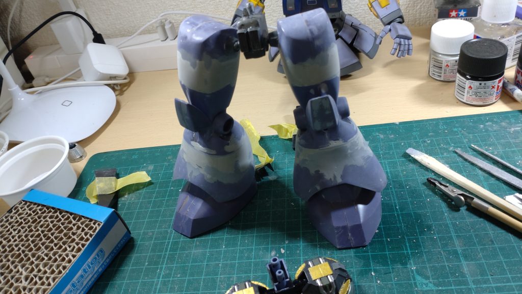 旧キットドム1/100から脚部拝借し太ももと脛部で5センチほど延長。