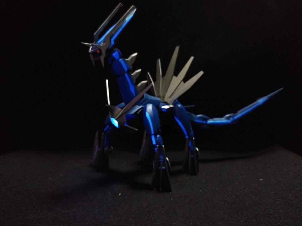 胸にはミライト、体表のラインはシルバーを下地に蛍光クリアブルーを吹いて、UVライトで光るようにしてみました。