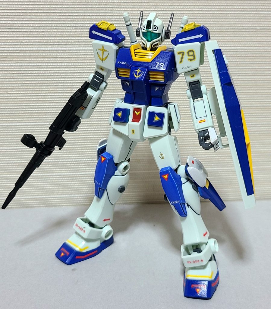 正面からのショット前述の通りEGのガンダムをベースにカスタマイズ。ジムヘッドはGM/GMに付属していた頭部を使用しました。また、アンテナは30MMのカスタムヘッドに付属していたものを使用しています。