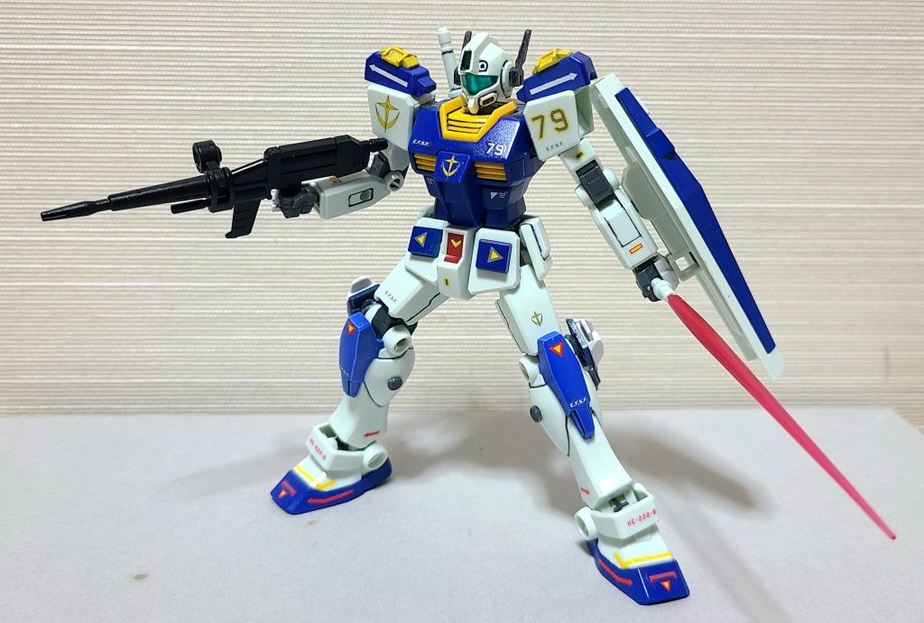 ライフルを構えつつサーベルを使用。MSの格闘戦はこのシルエットが多い印象です。