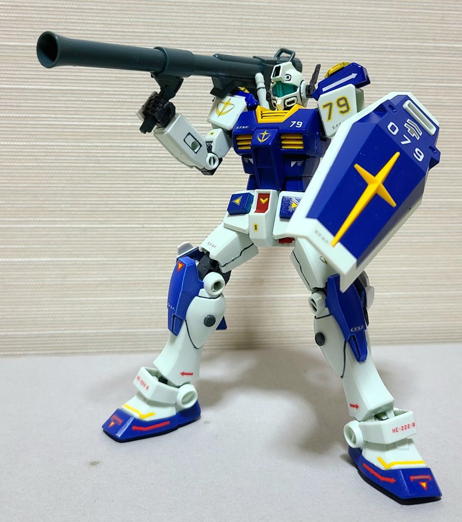 バズーカを構え！ガンダムが装備していたので当然こちらも使用可能です。