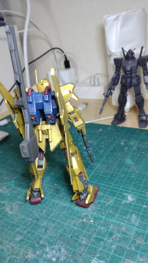 タミヤゴールドがメイン塗料です。粘って使いにくいんですがゴールドはいつもこれ使います。