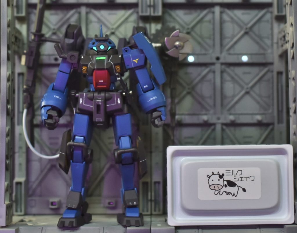 『プロジェクト・チュチュ』地球寮の経済的理由から大型ビームライフルによる一撃離脱戦法を主体としたデミトレーナーのカスタムプランである。地球寮勝利を目的とした最善の策であると専任パイロットのチュチュも理解してはいるものの、必ずしも本人の特性とは合致しているとは言い難かった。シャディク・ゼネリ率いるグラスレー寮との決闘により損壊したデミトレーナーを改修する際に、地球寮のエースメカニックであるニカ・ナナウラが予てより温めいていたチュチュの特性に合った接近戦強化案を実践することとした(改修費用は株式会社ガンダムへの融資及びオジェロらの決闘賭博配当金)。