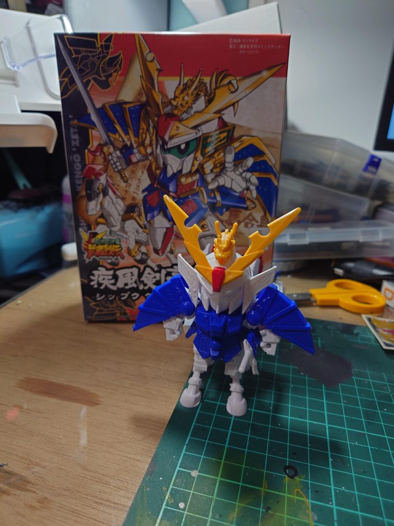 昔のキットなんで素組みしただけでは分割もされて無い上に色分けがほとんどされてなくてマスキングが物凄く大変でした(笑)でも苦労してマスキングして綺麗に塗り分けが出来た時は思わずニヤリとしてしまいますw