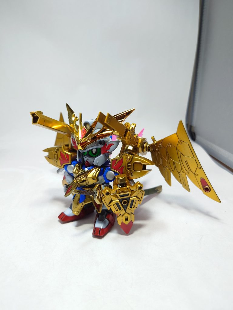 とにかく金ピカでモチーフになったV2アサルトバスターと同様ゴテゴテの武装てんこ盛りで羽も大きいから後ろに倒れそうですけど刀の鞘があるのでどうにか自立はできます