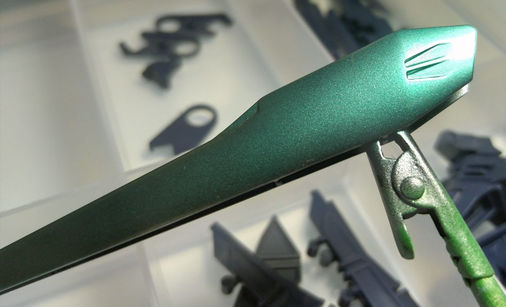 水性ホビーカラーにホワイトパールなるものを見かけたので、購入。説明見る限り、塗装の上に吹いてクリアでコートするのが無難っぽかったのですが、(めんどくさかったので)思い切って上に乗せるクリア色に（クリア緑＋クリア青＋パール）に混ぜて塗装してみた。自分ではモノの良し悪しがわからないのですが、キラキラして綺麗でオシャンティーなので良シ！