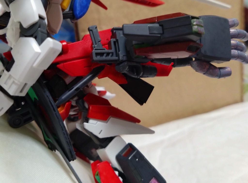 リベロファンと多種装備ハンドガンは腰の横にあるサブアーマーに常に装備。