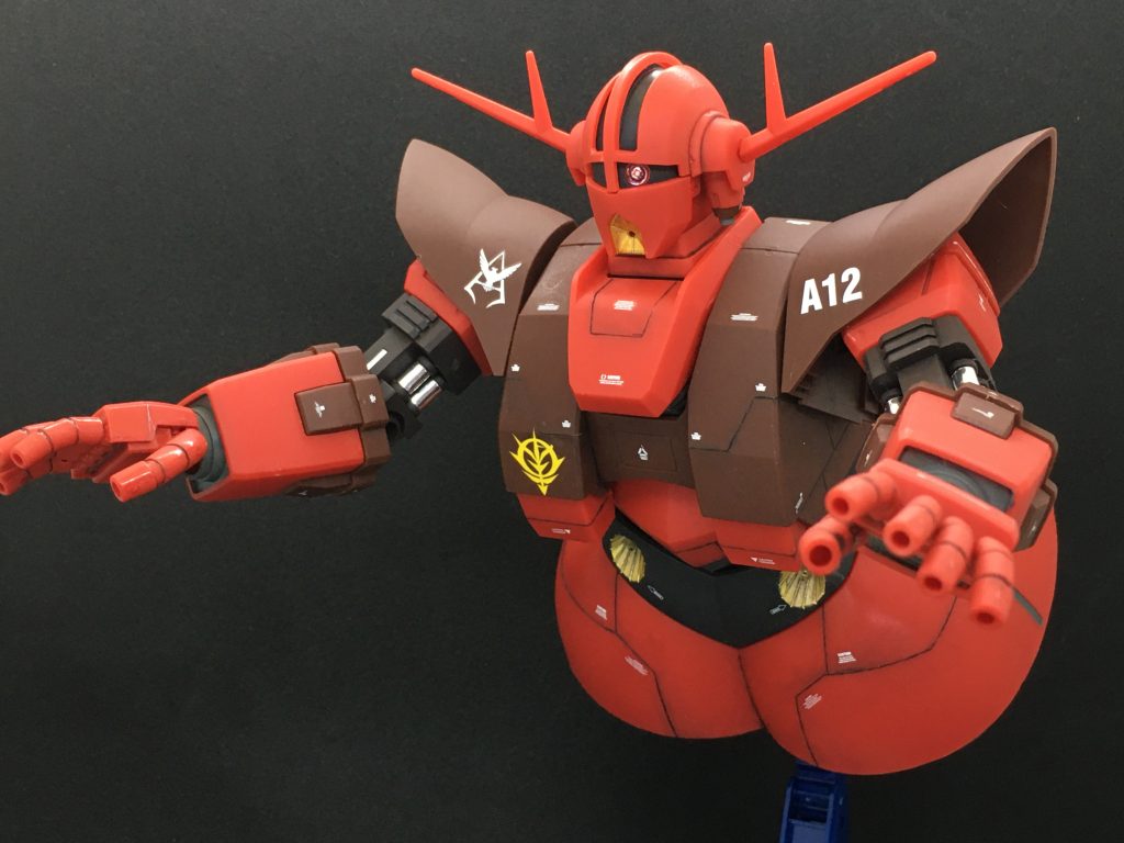 　モビルアーマー相当の機体と言うことでボリューム満点。キットの面はのっぺりしがちだったので、ホビージャパンでの作例を参考にスジ彫りを追加しています。