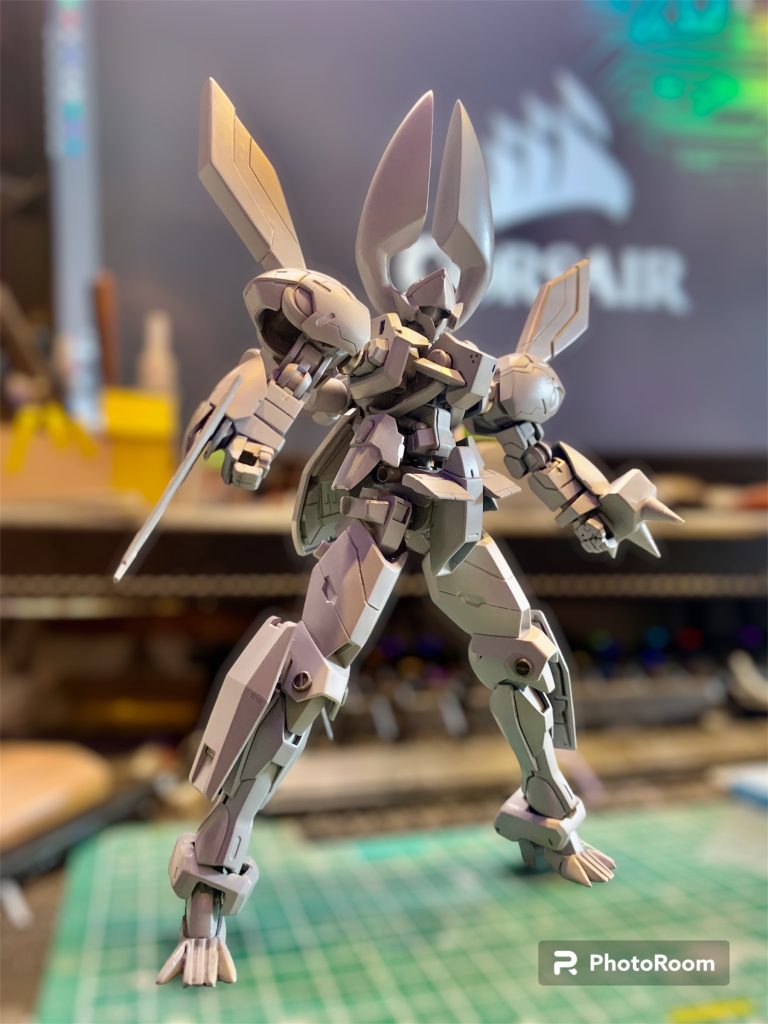 股関節のパーツはジャンク品にポリキャップ仕込んで作りました。肩の特徴的なパーツはプラ板スクラッチです。