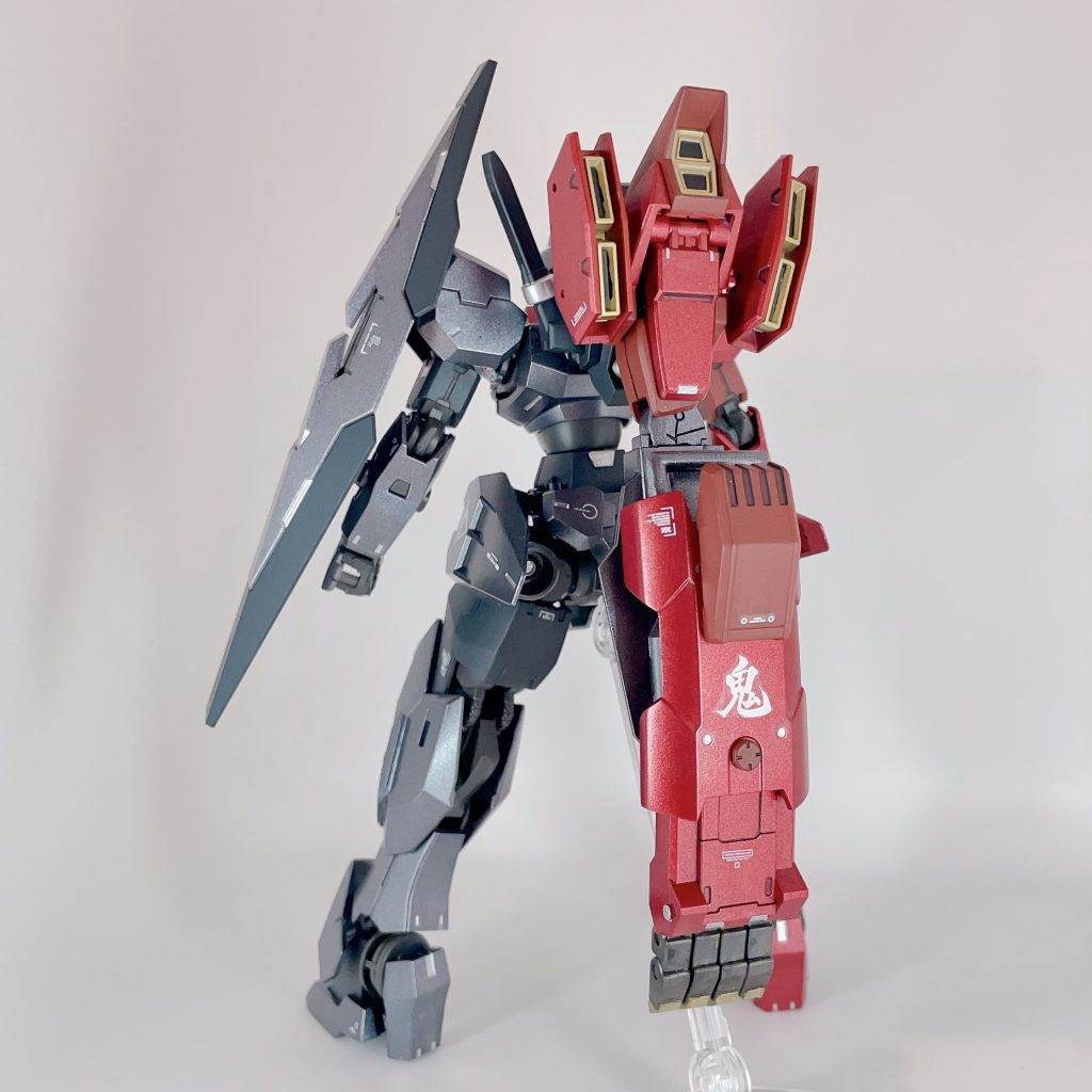 【素立ち】本体自体は大きな変更はなく、細かな部分をプラ板などでディテール追加したり、延長しています。何気に背中に鬼の手を装備させる時のデザインに悩みましたが、元のバックパックを流用してそれっぽくしています。