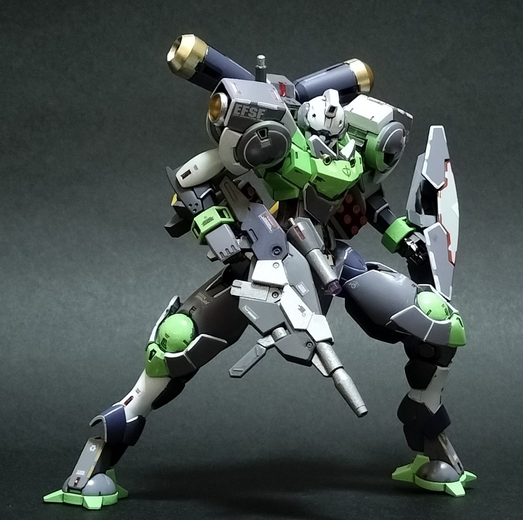 15. おてがるマーキングとして、子どもたちとガンプラをやっていた頃にワタシが考案した、ガンマカ・カドッコ・ナゾリという手法で簡便にラインをマーキングしています。これ、プラモのエッジをガンマカでなぞるだけなので、お手軽ですよ。　●とんでもカラーで個性もありつつ、思っていたよりはいい雰囲気に出来上がったので、楽しめました。　●夏休み自由工作、完了です。