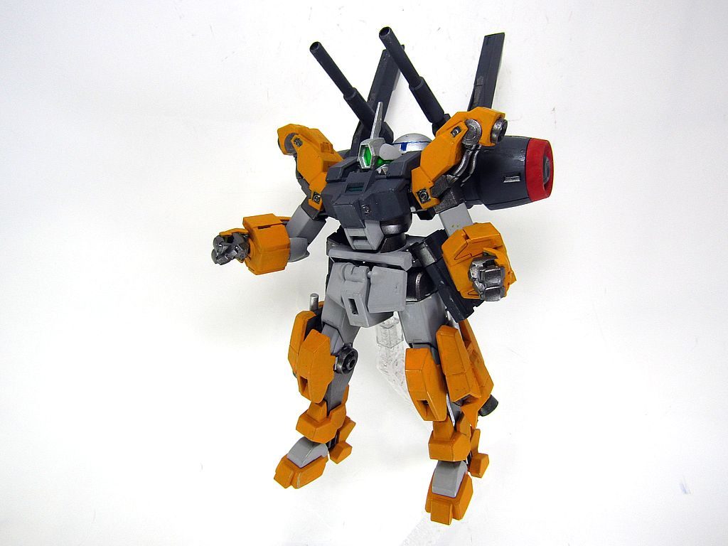 バックウェポンシステムを解除した状態です。本家レッド5のパイロットスーツをイメージしてカラーリングしています。