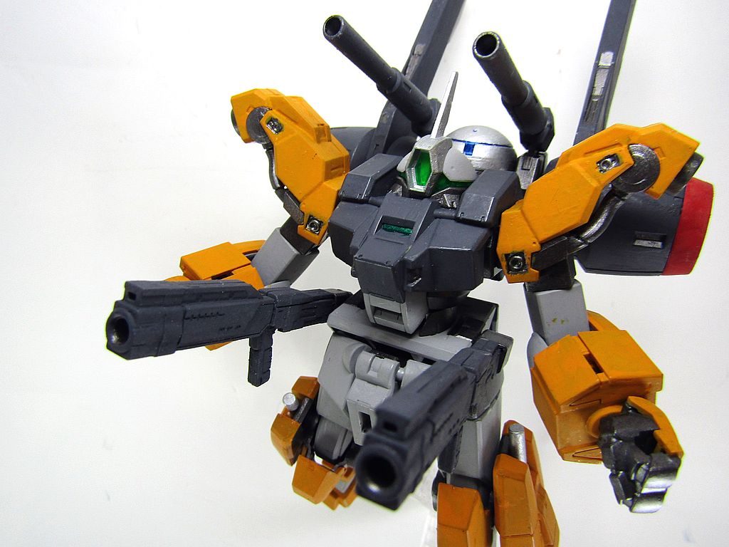 手持ち武器を装備させるのが難しそうだったので、両腰にビームガンを装備。キャノンと合わせて4門あればそこそこいけるかと。