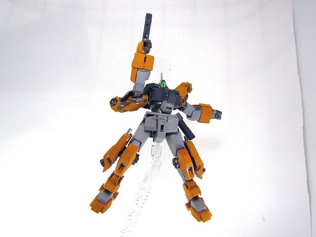 S〇のポスターっぽくブラスターピストル(ビームガン)を天に撃つポーズ。