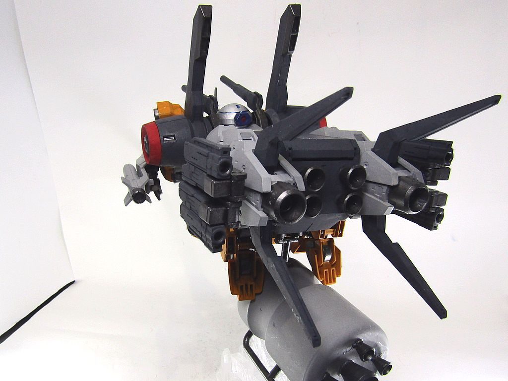 本家X-WINGのように頭が後方等を警戒しています。バーニアもそれなりに追加しています。