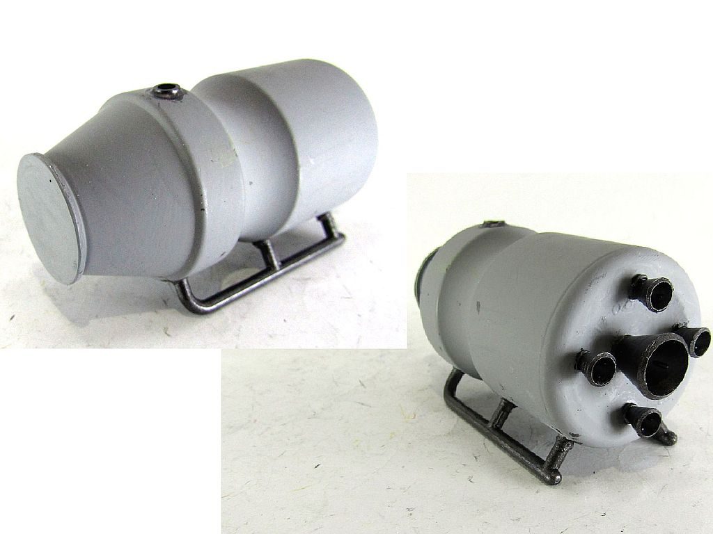 某健康飲料の容器とバーニア、ランナー等で作成しました。個人的にはデ〇スターの廃熱口へ撃ち込む爆撃弾?のイメージです。