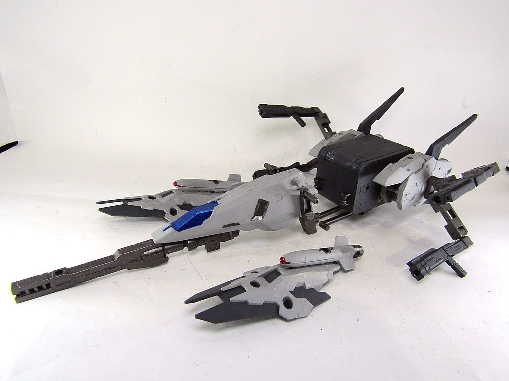 追加装備です。前部に主砲及びセンサーブロック。デミトレーナーのビームライフル接続アームとハンドルで固定します。両サイドにシールド兼姿勢制御アポジモーター?及びミサイル。後部ブースター及び増槽及び4連ビームガン。脚部のハードポイントで固定します。