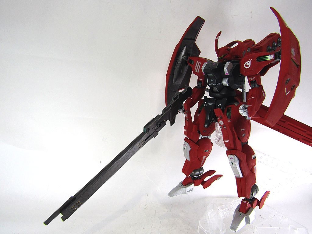 ダリルバルデ2 フラメンリッター(Flammenritter)です。ジェターク社代表となったグエル専用機です。機体はパイロットが制御しますが、装備は意思拡張AIが制御します。GUND技術は株式会社ガンダムさんにまかせて (;^_^A ジェターク社のCEOとして父親のヴィムばりに先陣を切る戦うCEOのためのフラグシップ機という設定です。相手がエアリアルでもなければ、機体や装備を奪われないため、あの世代では常識の範囲内で最強クラスの機体と思われます。