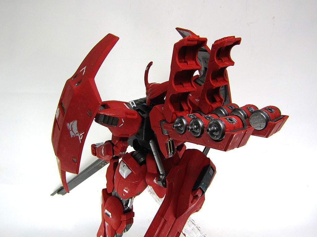 攻撃型自立ドローン「ファイヤガイスト(Feuergeist)」。自立行動を行い、ターゲットへ射撃または突撃指示により行動するため、パイロットへの負担は軽減されています。