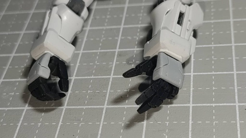 手はビルダーズハンドを改造。指や手首軸に真鍮線をいれています。