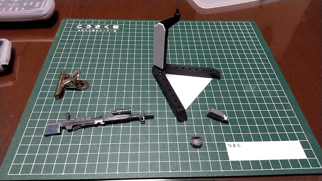 武装を作成中です。ライフルはジャンクから色々組み合わせて作成しました。