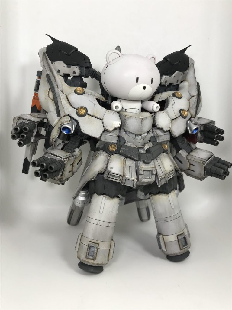 戦車以上の装甲と火力…戦闘機や戦闘ヘリ以上の飛行性能…そして海中や宇宙でも運用可能ですクマに1人、ネオジオング部分に2人…自衛隊員が乗り込んでいます